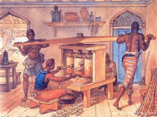 Gravura antiga de homens escravizados moendo cana-de-açúcar numa pequena moenda de madeira