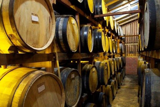 barris de madeira onde a cachaça envelhece