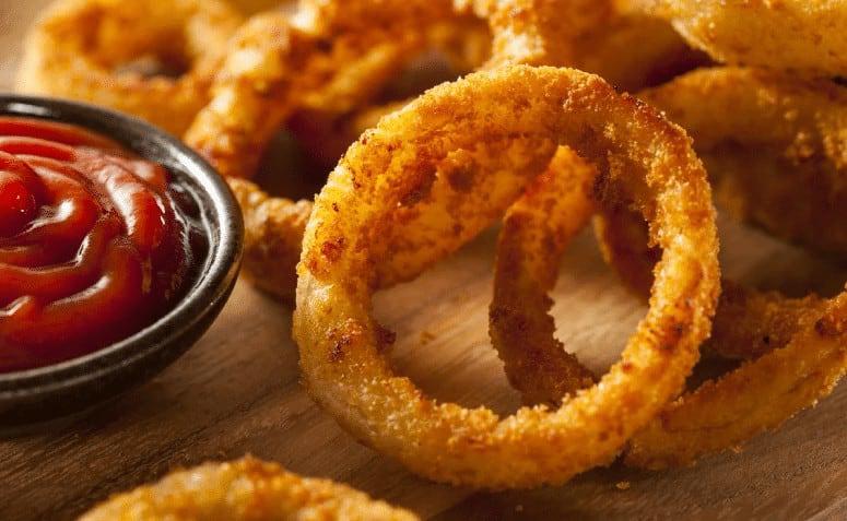 onion-rings-ketchup-paprica