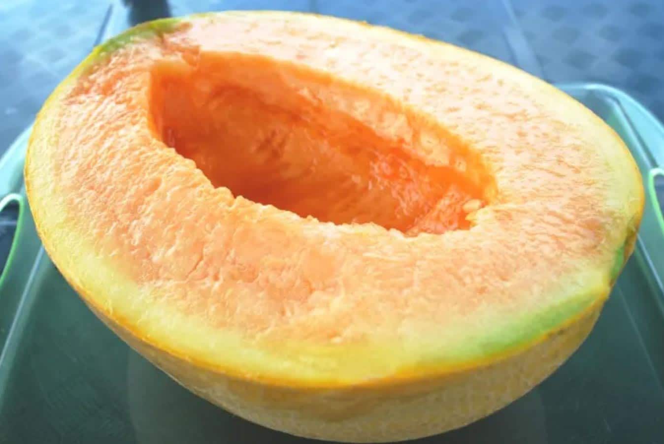 Melão Yubari King cortado ao meio, mostrando a polpa laranja sem sementes
